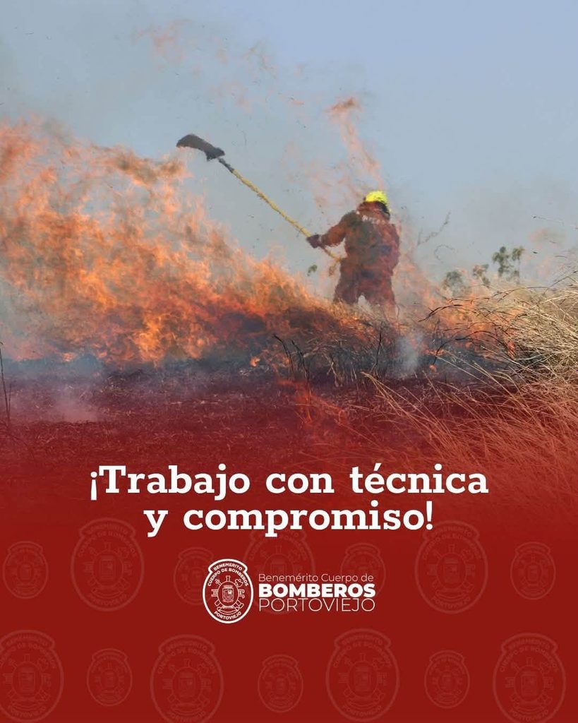 Bomberos controlan fuerte incendio forestal en las laderas de Portoviejo