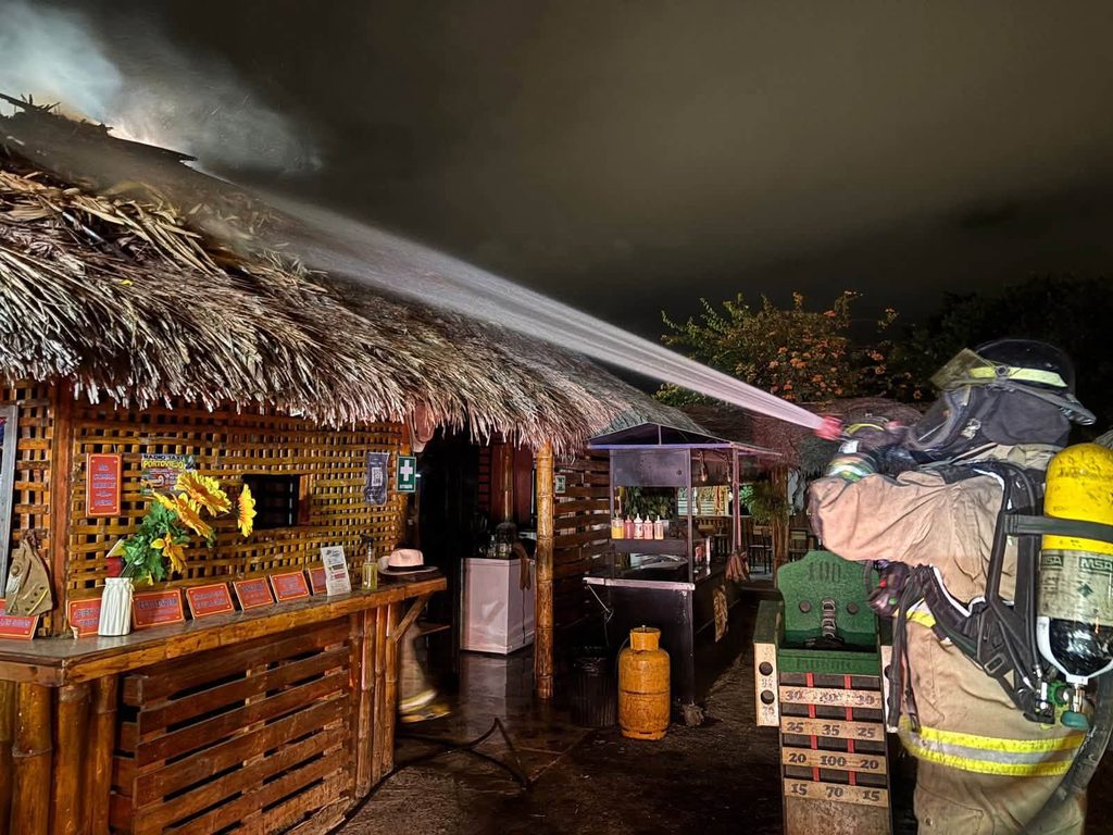 Bomberos controlan conato de incendio en el sector Puente Papagayo.